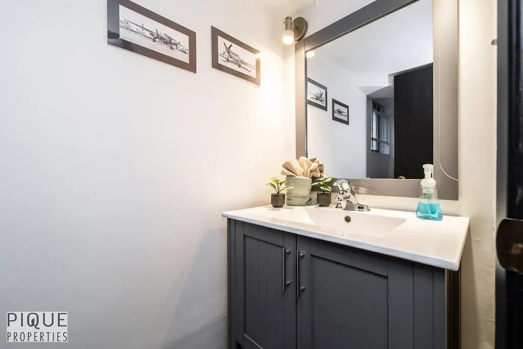 Casa Leblanc - Latin Vibes - Sleep 8 - Netflix - Long Term Apartment Edmonton