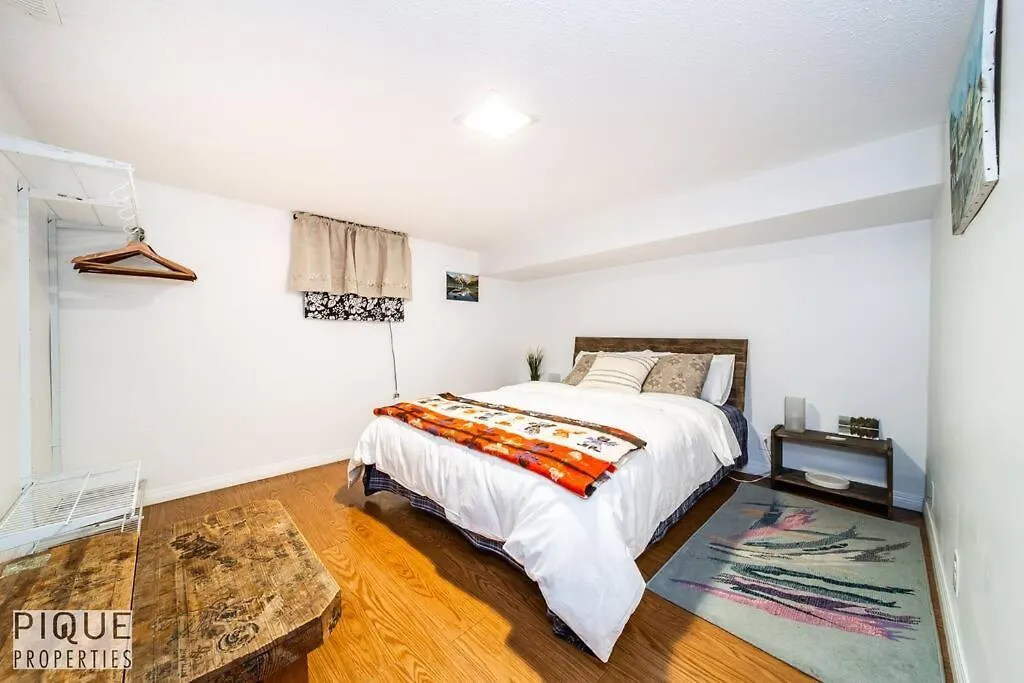 Casa Leblanc - Latin Vibes - Sleep 8 - Netflix - Long Term Apartment Edmonton