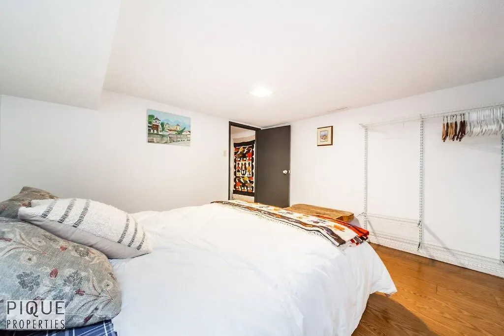 Casa Leblanc - Latin Vibes - Sleep 8 - Netflix - Long Term Apartment Edmonton 0*,  Canada