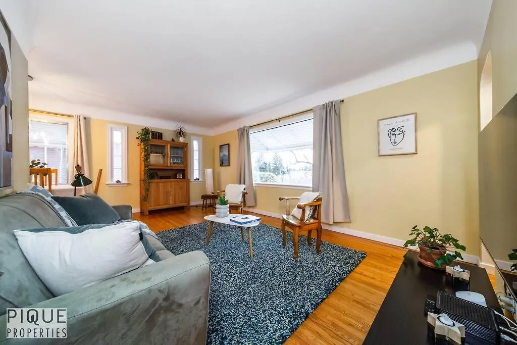 Casa Leblanc - Latin Vibes - Sleep 8 - Netflix - Long Term Apartment Edmonton