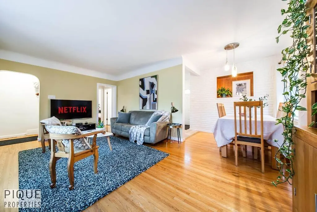 Casa Leblanc - Latin Vibes - Sleep 8 - Netflix - Long Term Apartment Edmonton Canada