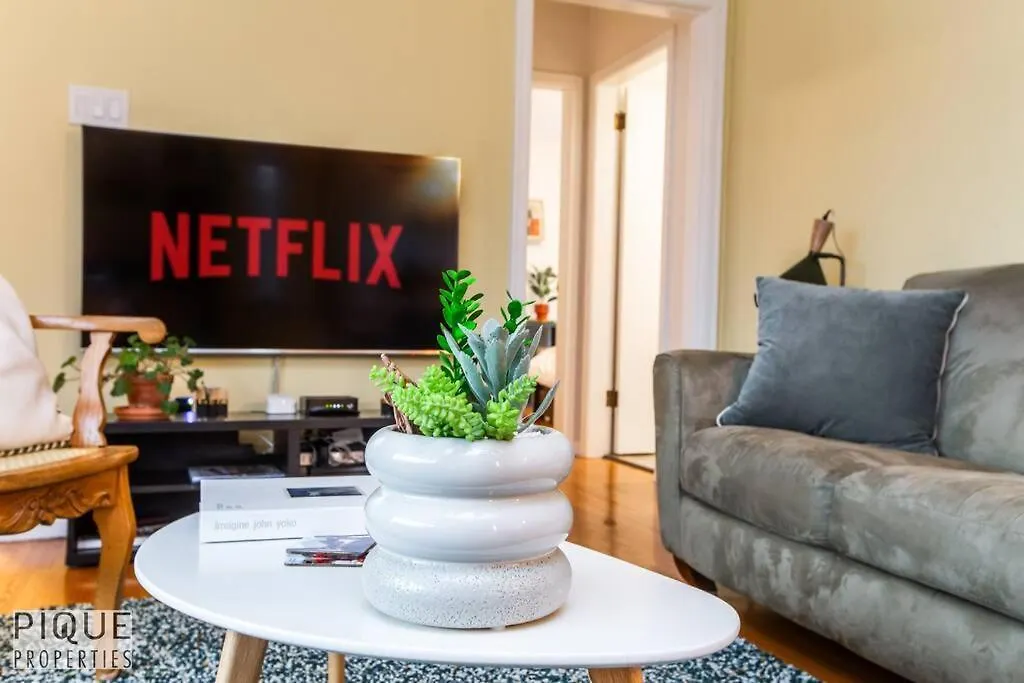 Casa Leblanc - Latin Vibes - Sleep 8 - Netflix - Long Term Apartment Edmonton