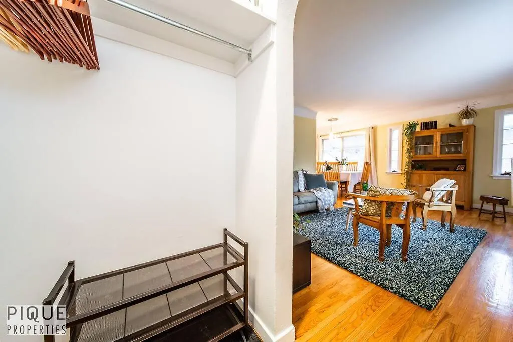 Casa Leblanc - Latin Vibes - Sleep 8 - Netflix - Long Term Apartment Edmonton