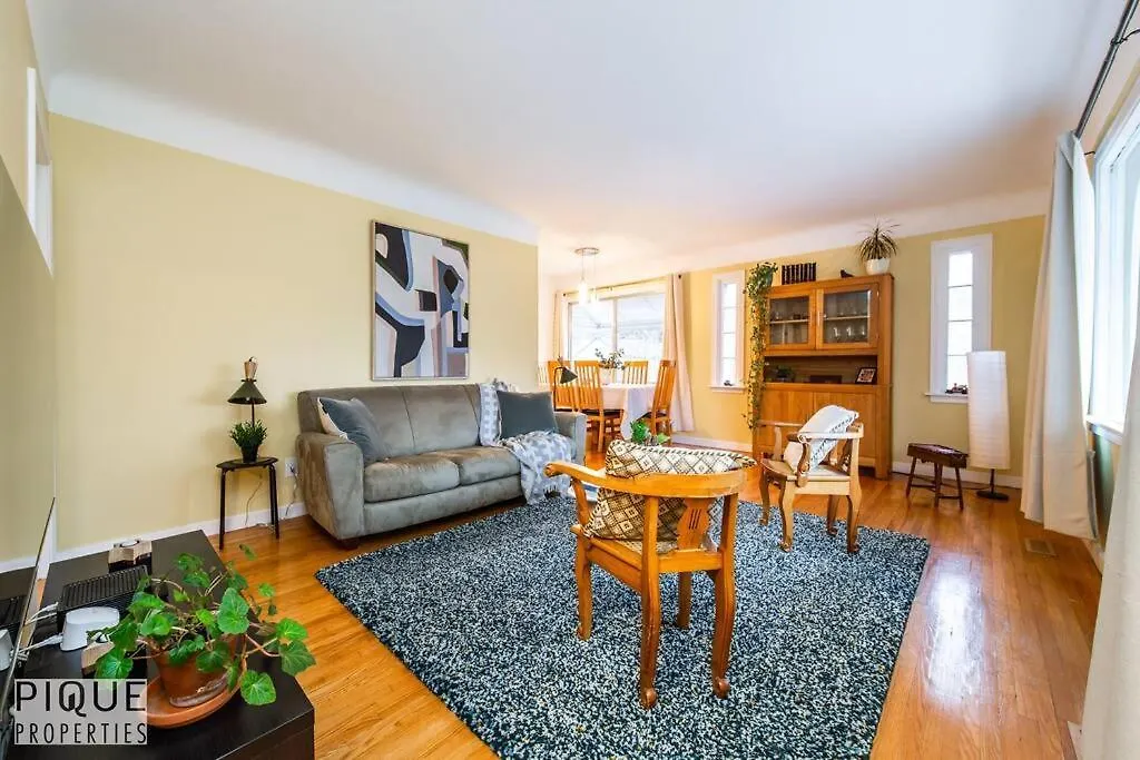 Casa Leblanc - Latin Vibes - Sleep 8 - Netflix - Long Term Apartment Edmonton