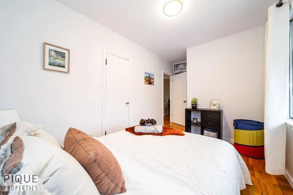 Casa Leblanc - Latin Vibes - Sleep 8 - Netflix - Long Term Apartment Edmonton Canada