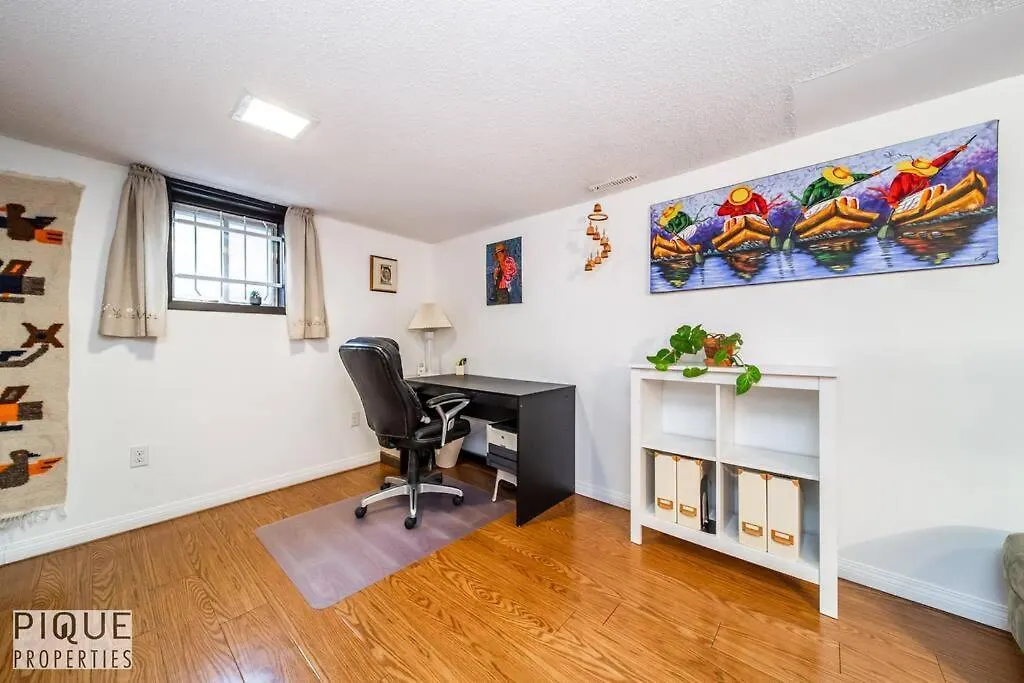 Casa Leblanc - Latin Vibes - Sleep 8 - Netflix - Long Term Apartment Edmonton