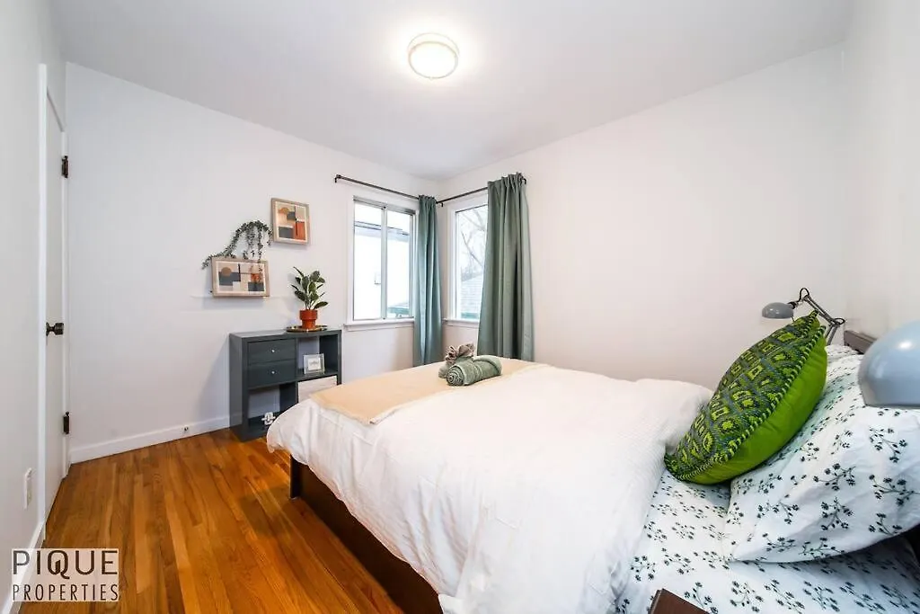 Casa Leblanc - Latin Vibes - Sleep 8 - Netflix - Long Term Apartment Edmonton Canada