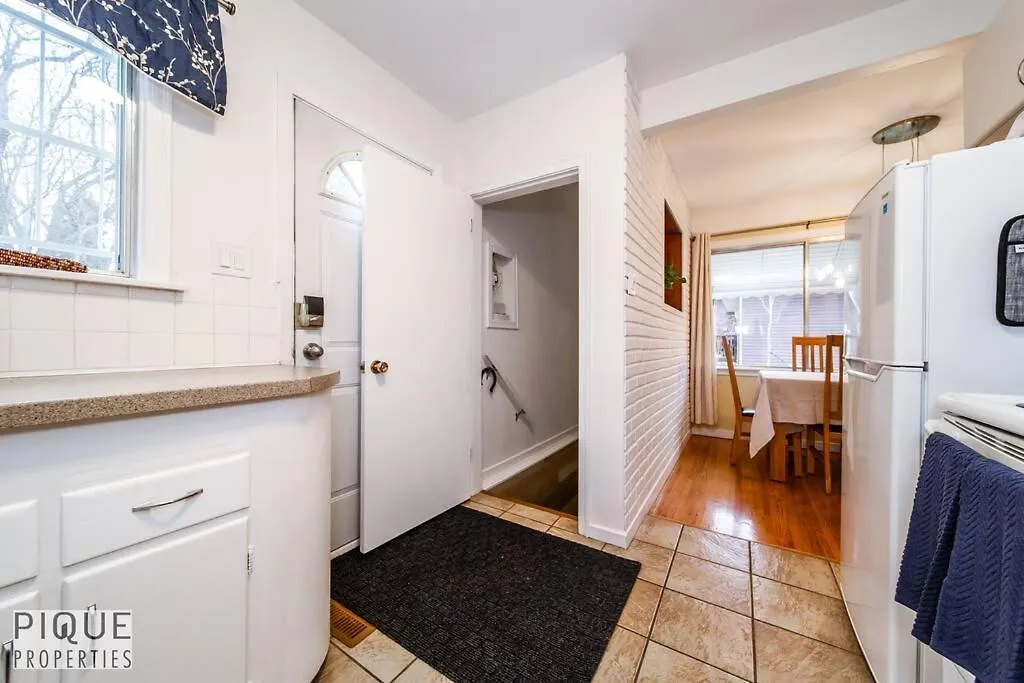 Casa Leblanc - Latin Vibes - Sleep 8 - Netflix - Long Term Apartment Edmonton 0*,  Canada