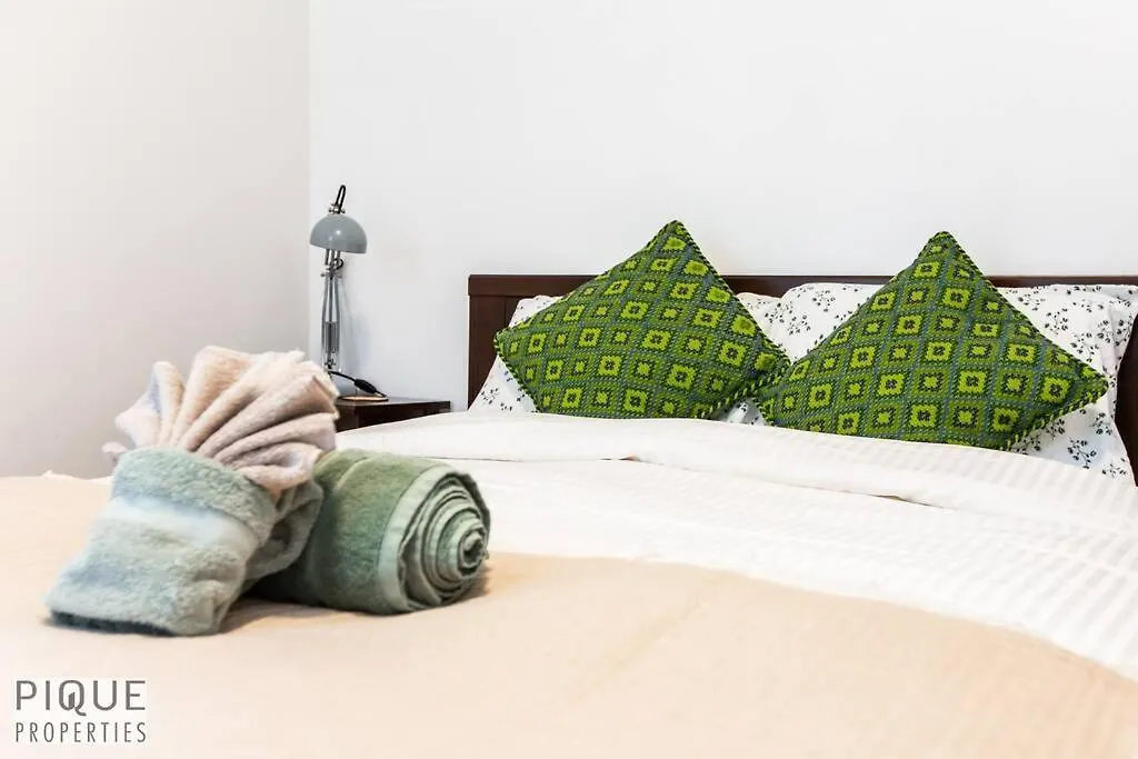 Casa Leblanc - Latin Vibes - Sleep 8 - Netflix - Long Term Apartment Edmonton Canada