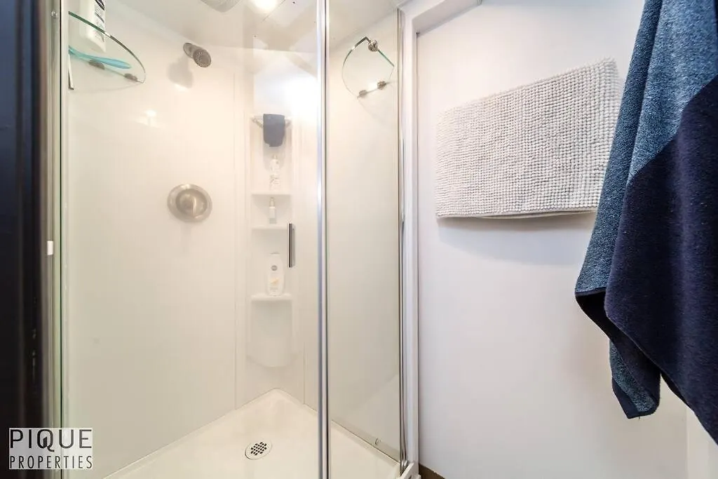Casa Leblanc - Latin Vibes - Sleep 8 - Netflix - Long Term Apartment Edmonton
