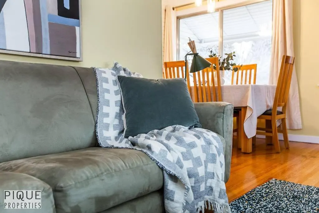 Casa Leblanc - Latin Vibes - Sleep 8 - Netflix - Long Term Apartment Edmonton