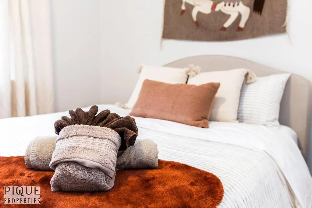 Casa Leblanc - Latin Vibes - Sleep 8 - Netflix - Long Term Apartment Edmonton