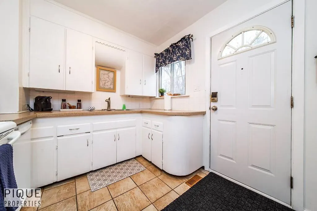 Casa Leblanc - Latin Vibes - Sleep 8 - Netflix - Long Term Apartment Edmonton