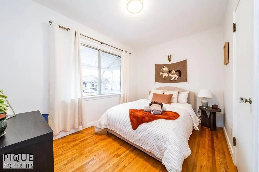 Casa Leblanc - Latin Vibes - Sleep 8 - Netflix - Long Term Apartment Edmonton