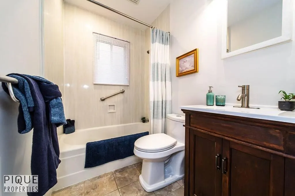Casa Leblanc - Latin Vibes - Sleep 8 - Netflix - Long Term Apartment Edmonton 0*,