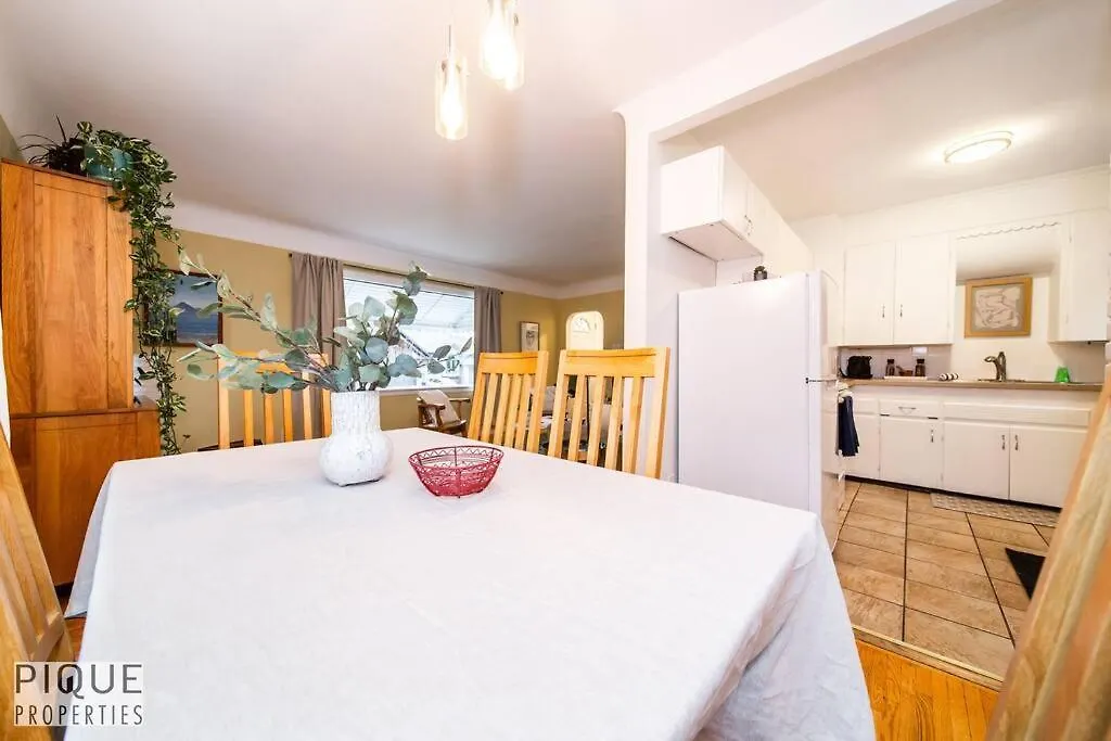 Casa Leblanc - Latin Vibes - Sleep 8 - Netflix - Long Term Apartment Edmonton