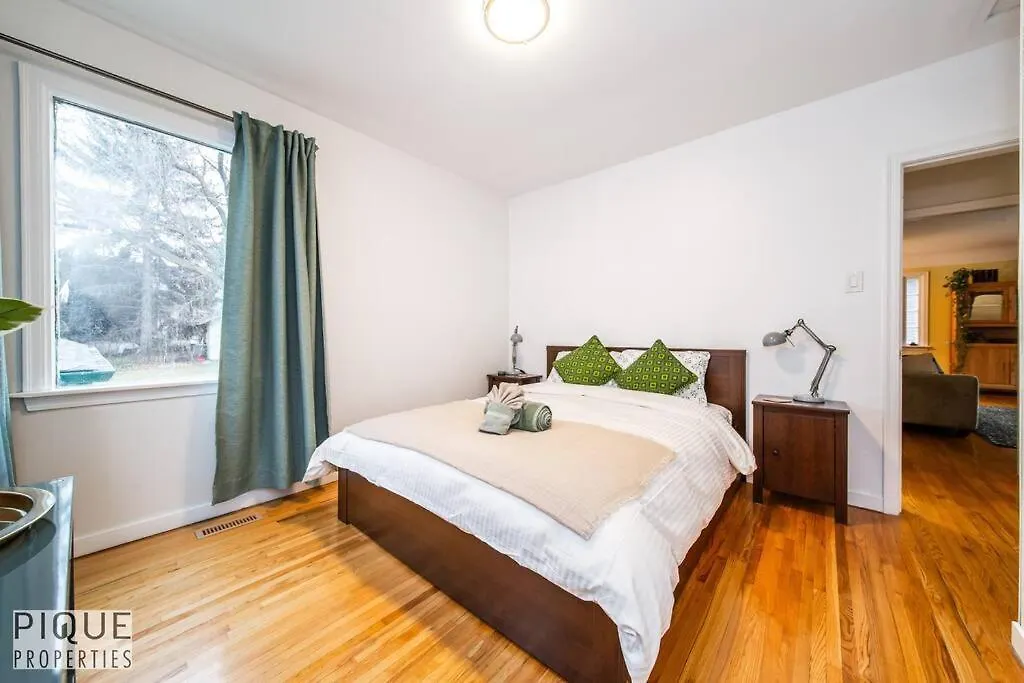 Casa Leblanc - Latin Vibes - Sleep 8 - Netflix - Long Term Apartment Edmonton 0*,