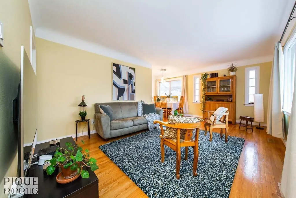 Casa Leblanc - Latin Vibes - Sleep 8 - Netflix - Long Term Apartment Edmonton 0*,  Canada