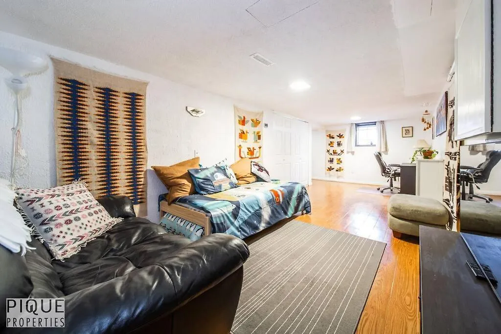 Casa Leblanc - Latin Vibes - Sleep 8 - Netflix - Long Term Apartment Edmonton Canada